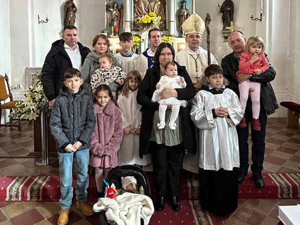 Biskup Radoš krstio Martu, peto dijete obitelji Horvat iz Župe Reka